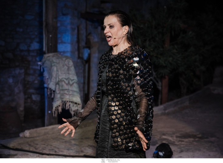 Η Καρυοφυλλιά Καραμπέτη στη «Μήδεια» του Μπέντα, Ανάβατος Χϊου