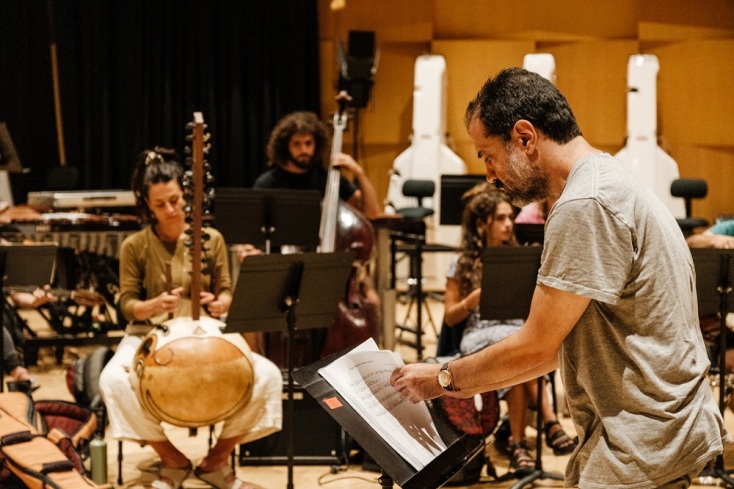 Χάρης Λαμπράκης, ο μαέστρος της Διαπολιτισμικής Ορχήστρας της ΕΛΣ