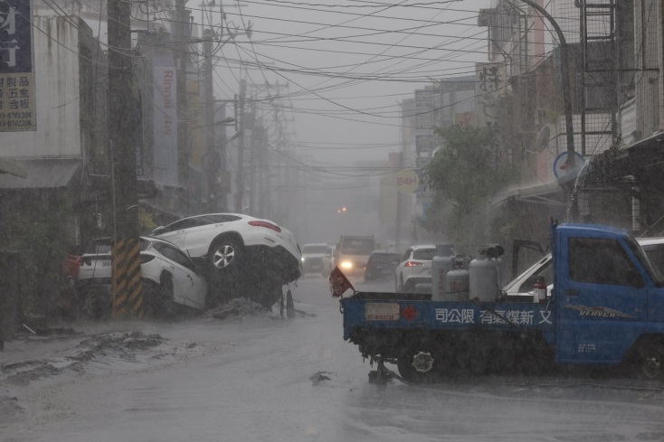 Εικόνες καταστροφής μετά την επέλαση του τυφώνα Ραγκάσα