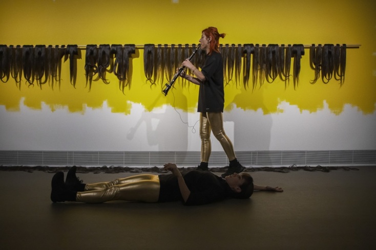 Grace Schwindt,When We Move [Όταν κινούμαστε], 2024 Περφόρμανς διαρκείας, σε όλο το κτίριο 