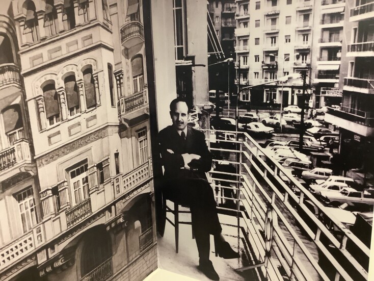 Ο Ντίνος Χριστιανόπουλος στα γραφεία της Διαγωνίου στην Καλλάρη