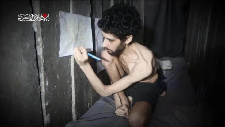 Ο Ισραηλινός όμηρος της Χαμάς, Εβιάταρ Νταβίντ, σε προπαγανδιστικό βίντεο της οργάνωσης που δημοσιεύτηκε στα τέλη Ιουλίου.