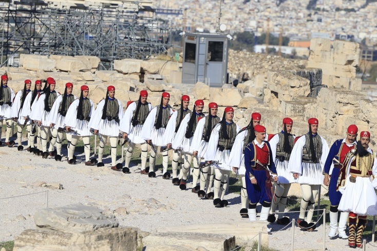 Δείτε εικόνες από την τελετή Έπαρσης της Σημαίας Απελευθέρωσης στην Ακρόπολη 