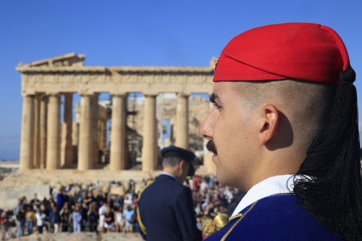 Δείτε εικόνες από την τελετή Έπαρσης της Σημαίας Απελευθέρωσης στην Ακρόπολη 