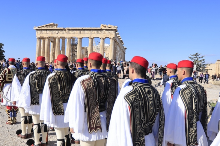Δείτε εικόνες από την τελετή Έπαρσης της Σημαίας Απελευθέρωσης στην Ακρόπολη 