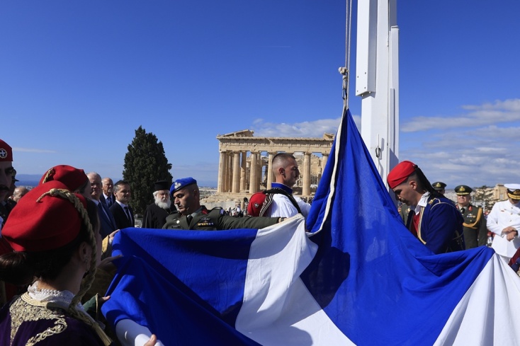 Δείτε εικόνες από την τελετή Έπαρσης της Σημαίας Απελευθέρωσης στην Ακρόπολη 