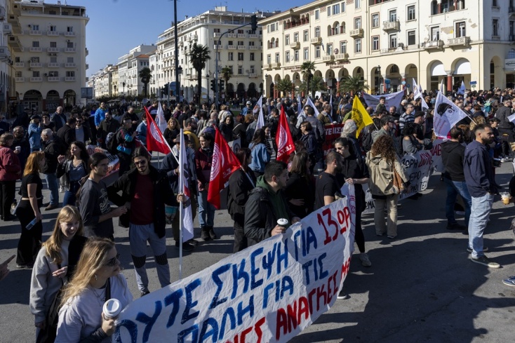 Δείτε εικόνες από τα απεργιακά συλλαλητήρια σε Αθήνα και Θεσσαλονίκη 