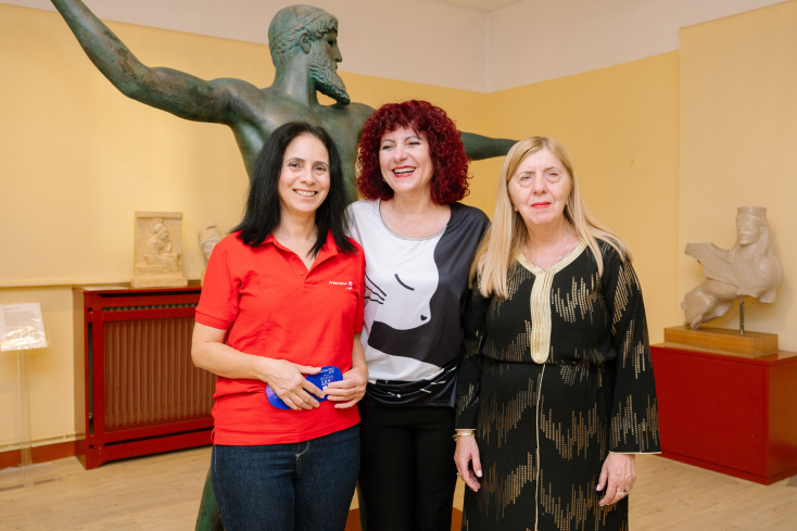 Από τα αριστερά προς τα δεξιά: Η Γενική Διευθύντρια της Freenow Ελλάδας, Άσπα Τοπαλίδου με την Πρόεδρο ΔΣ του Οργανισμού, Μαρία Τζεβελέκου και τη Γενική Γραμματέα ΔΣ του Οργανισμού Γωγώ Λούζη-Ρουκουτάκη.