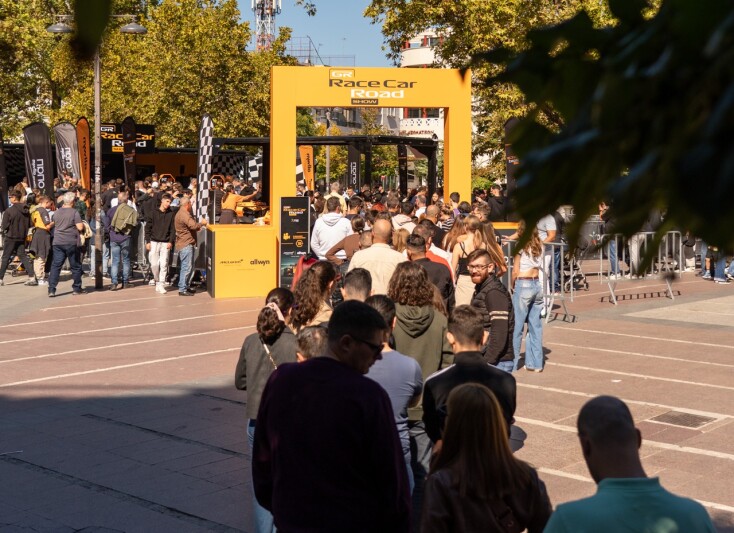  Πλήθος κόσμου έσπευσε να δει από κοντά το showcar της McLaren F1 Team στη Λάρισα