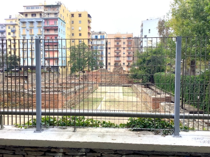 Τα κάγκελα στο Ανάκτορο του Γαλέριου στο Ναβαρίνου