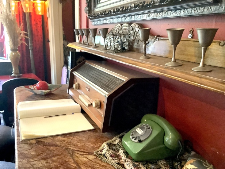 Καφέ - μπαρ Ενοχές στην πλατεία Ναβαρίνου