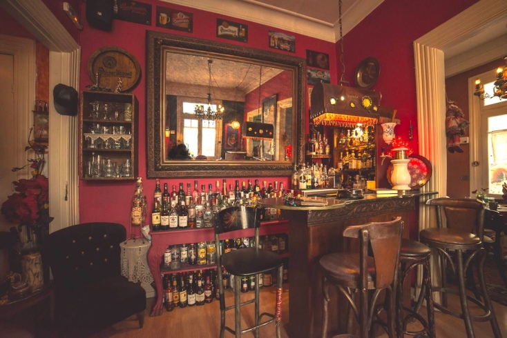 Καφέ - μπαρ Ενοχές στην πλατεία Ναβαρίνου