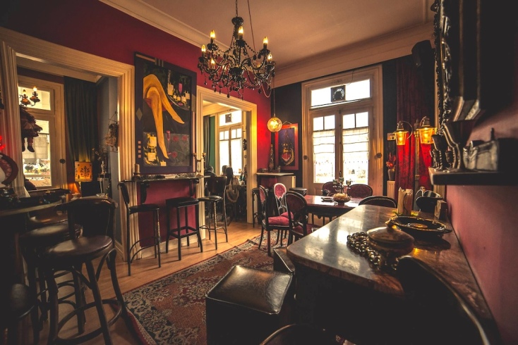 Καφέ - μπαρ Ενοχές στην πλατεία Ναβαρίνου