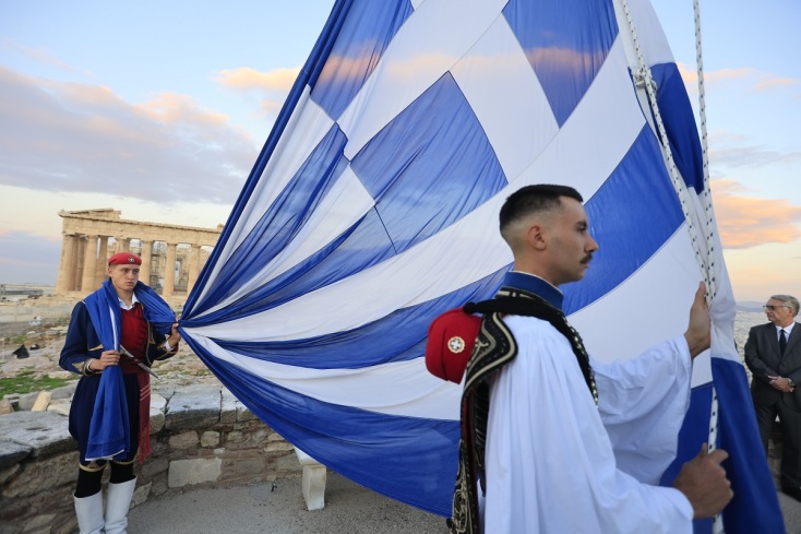 Έπαρση της σημαίας του ΟΗΕ στον βράχο της Ακρόπολης για τα 80 χρόνια του Οργανισμού - Φωτογραφίες