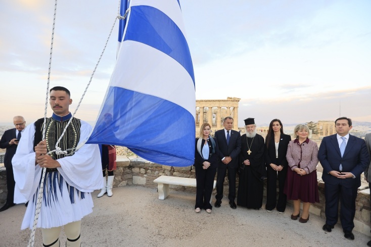 Έπαρση της σημαίας του ΟΗΕ στον βράχο της Ακρόπολης