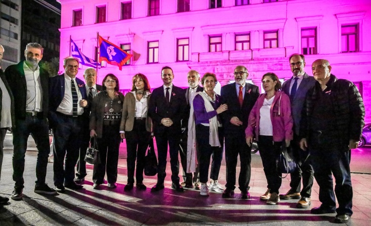 Στα ροζ το δημαρχείο Αθήνας