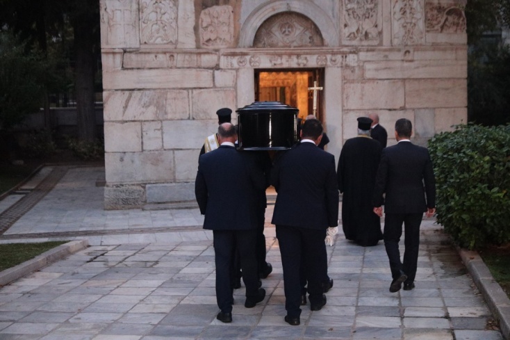 Σήμερα η κηδεία του Διονύση Σαββόπουλου - Στο παρεκκλήσι της Μητρόπολης η σορός του