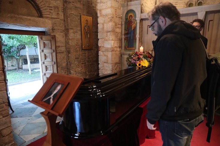 Η Ελλάδα αποχαιρετά τον Διονύση Σαββόπουλου - Σε εξέλιξη το λαϊκό προσκύνημα 