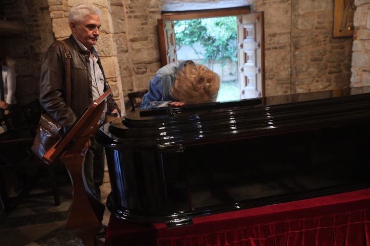 Η Ελλάδα αποχαιρετά τον Διονύση Σαββόπουλου - Σε εξέλιξη το λαϊκό προσκύνημα 