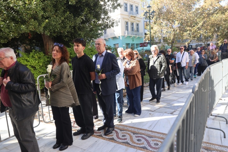 Ουρές έξω από το παρεκκλήσιο της Μητρόπολης Αθηνών 
