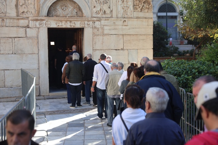 Ουρές έξω από το παρεκκλήσιο της Μητρόπολης Αθηνών 