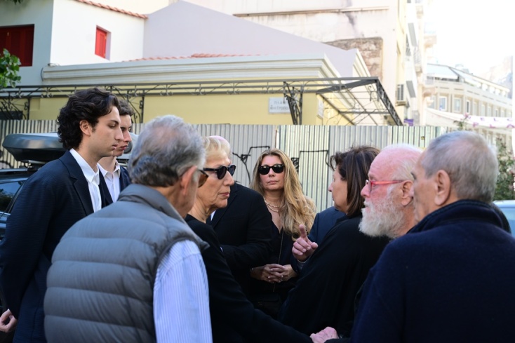 Κηδεία Διονύση Σαββόπουλου: Συντετριμμένη η σύζυγός του, Άσπα, έφτασε στη Μητρόπολη Αθηνών
