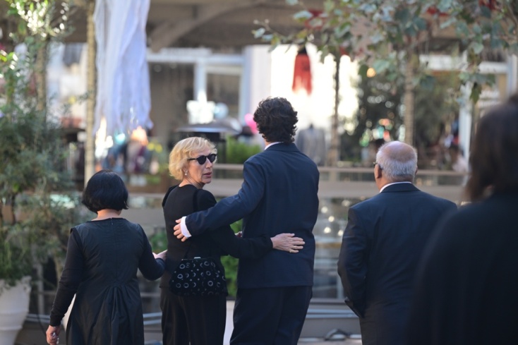 Κηδεία Διονύση Σαββόπουλου: Συντετριμμένη η σύζυγός του, Άσπα, έφτασε στη Μητρόπολη Αθηνών