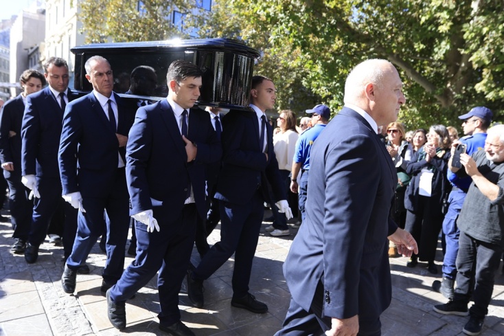 Κηδεία Διονύση Σαββόπουλου: Συντετριμμένη η σύζυγός του, Άσπα, έφτασε στη Μητρόπολη Αθηνών