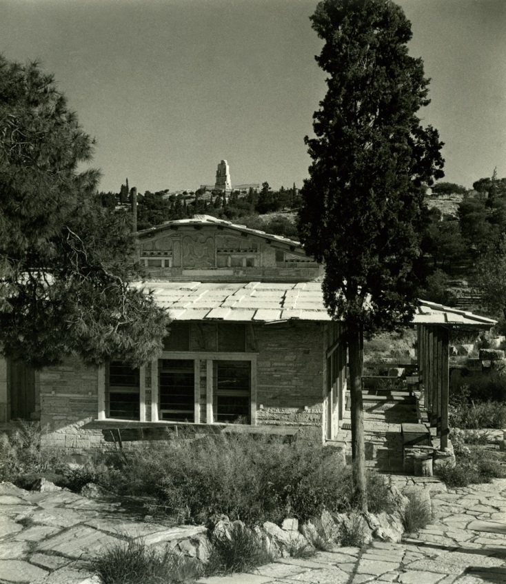 Δημήτρης Πικιώνης, Αγ. Δημήτριος Λουμπαρδιάρης, 1954 – 1957, Άποψη του ναού με το μνημείο του Φιλοπάππου στο βάθος 