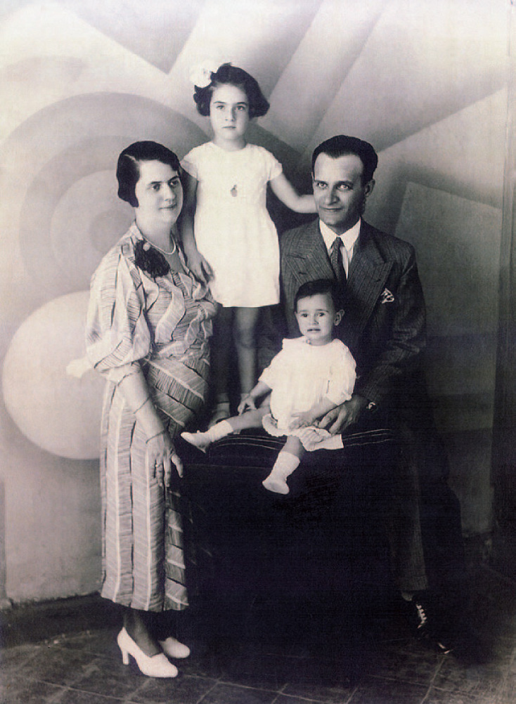 Ο Χαΐμ και η Ευγενία Πάρδο με τις κόρες τους Λιλή (1929–2012) και Ροζίνα (*1933-2020) 