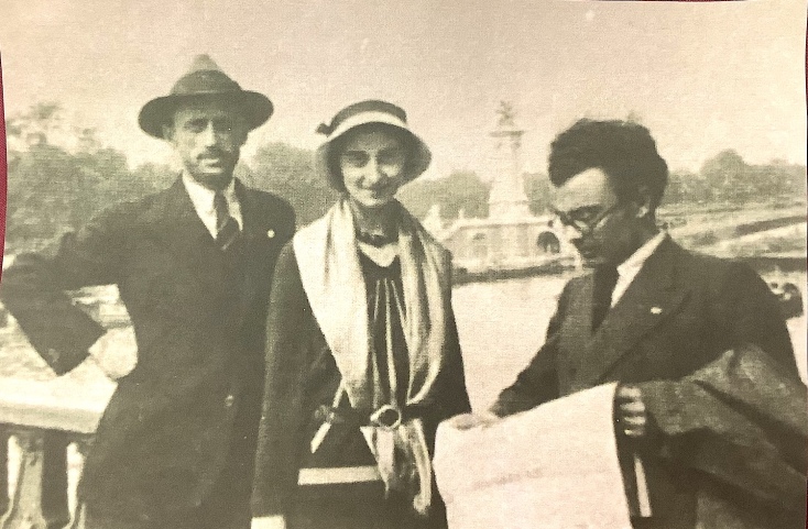 Ο Πολύκλειτος Ρέγκος, η σύζυγός του Γεωργία και ο ζωγράφος Αριστοτέλης Βασιλικιώτης κάτω από τον Πύργο του Άιφελ