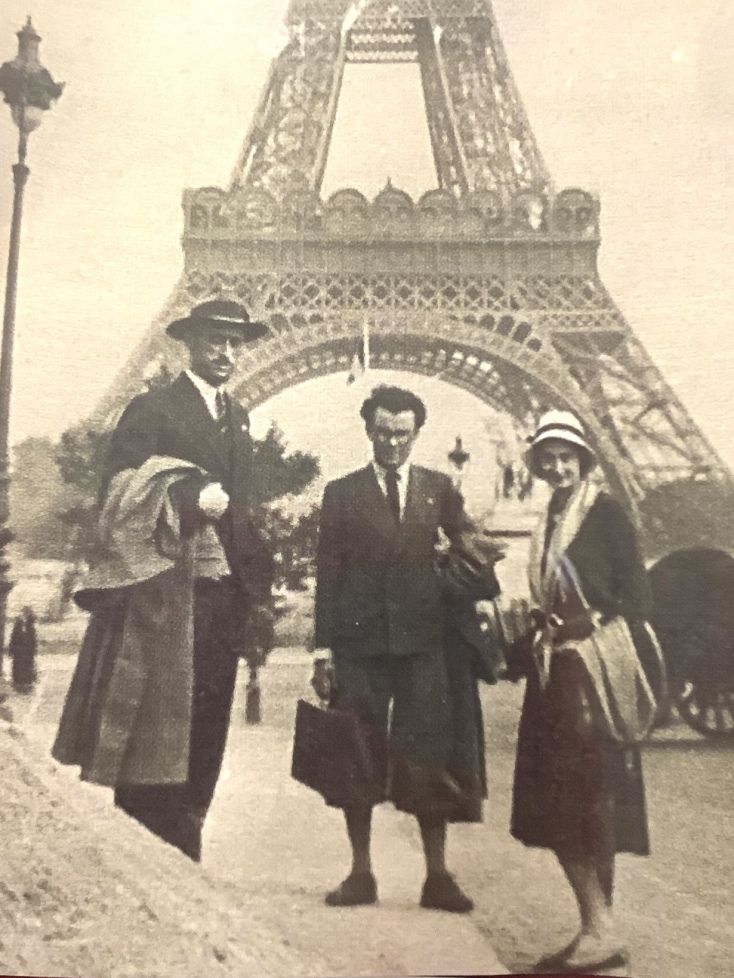 Ο Πολύκλειτος Ρέγκος, η σύζυγός του Γεωργία και ο ζωγράφος Αριστοτέλης Βασιλικιώτης κάτω από τον Πύργο του Άιφελ
