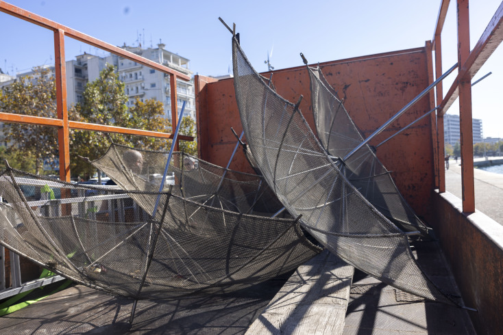 Η απομάκρυνση των «Ομπρελών» του Γιώργου Ζογγολόπουλου σε εικόνες - Για να ξεκινήσει η συντήρησή τους