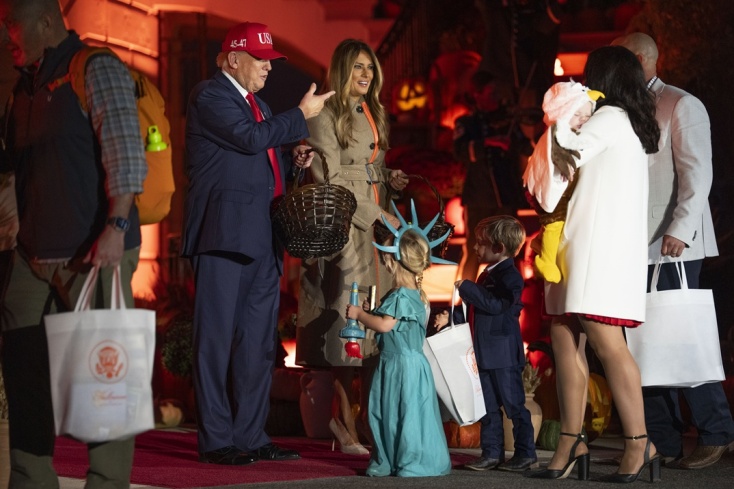Halloween στον Λευκό Οίκο: Ο Ντόναλντ και η Μελάνια Τραμπ έδωσαν κεράσματα σε παιδιά