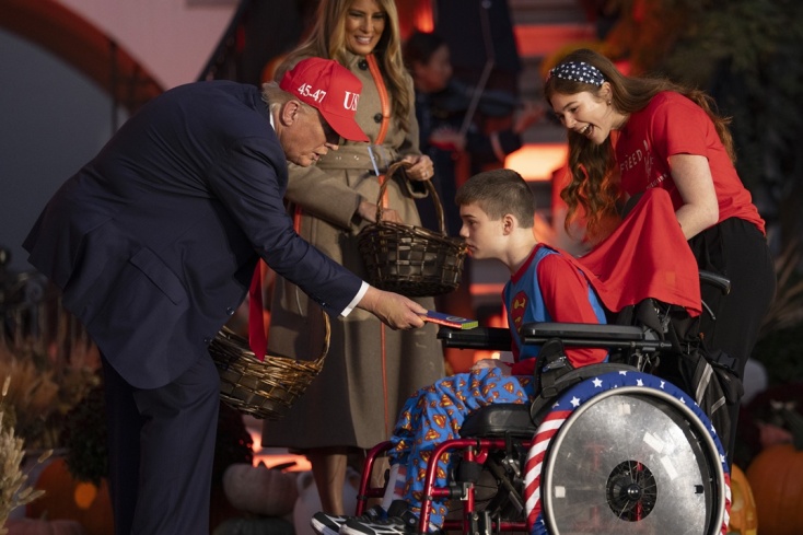 Halloween στον Λευκό Οίκο: Ο Ντόναλντ και η Μελάνια Τραμπ έδωσαν κεράσματα σε παιδιά