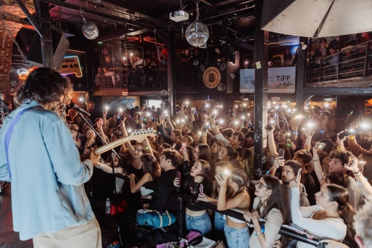 Ο κόσμος διασκεδάζει στο πάρτι powered by ΟΠΑΠ