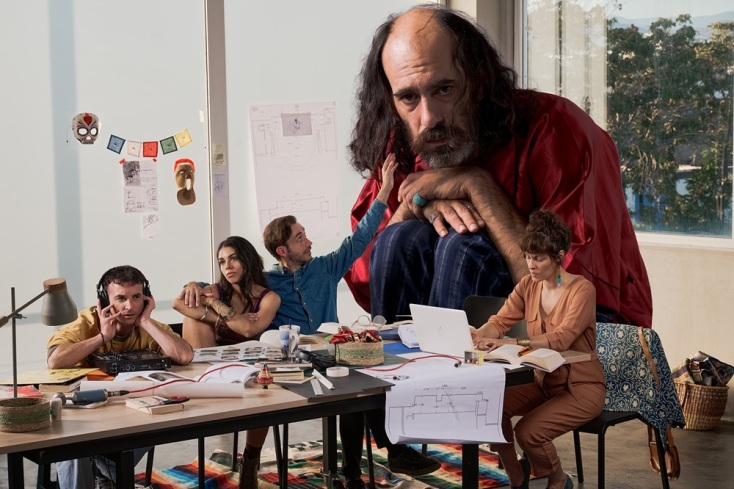 «Η συναρπαστική εξέγερση του Χούλιο Τόνγκα»,  Προσκήνιο