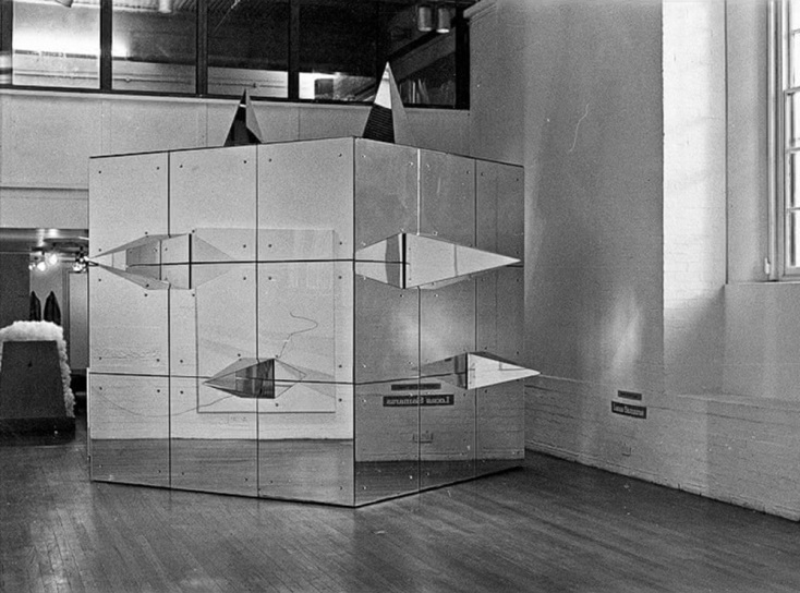 Έργο του Λουκά Σαμαρά στην έκθεση Eight Artists, Eight Attitudes, Eight Greeks (Οκτώ καλλιτέχνες, οκτώ αντιλήψεις, οκτώ Έλληνες) στο ICA, Λονδίνο