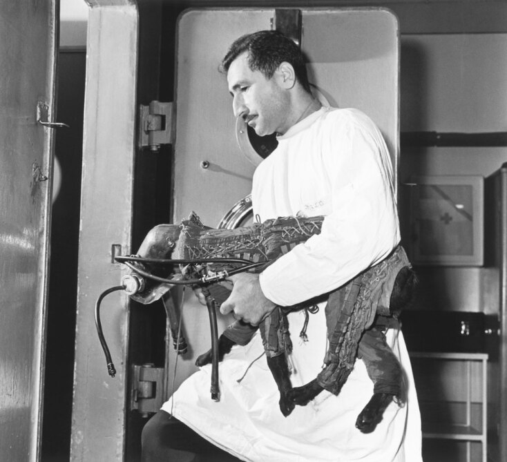 Η Λάικα φοράει διαστημική στολή, με τον εκπαιδευτή της