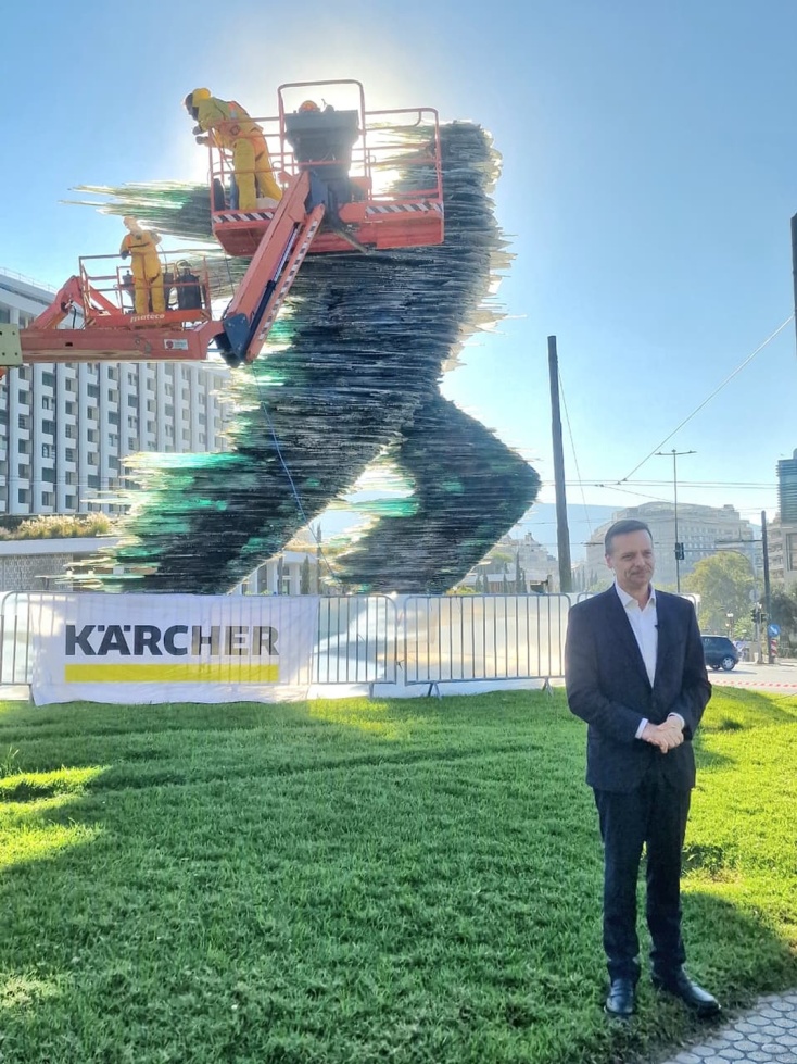 Ο Χάρης Δούκας μπροστά από τον Δρομέα κατά την εκτέλεση των έργων καθαρισμού του