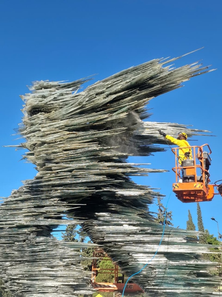 Ο καθαρισμός του εμβληματικού «Δρομέα» μέσα από εικόνες 