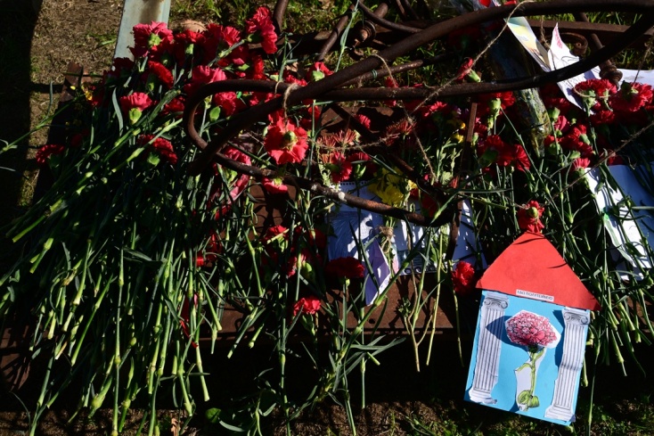 Επέτειος Πολυτεχνείου: Πολίτες κάθε ηλικίας αφήνουν λουλούδια στο προαύλιο