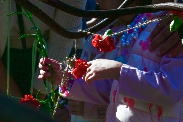 Επέτειος Πολυτεχνείου: Πολίτες κάθε ηλικίας αφήνουν λουλούδια στο προαύλιο