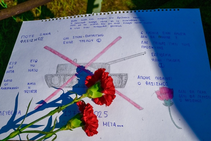 Επέτειος Πολυτεχνείου: Πολίτες κάθε ηλικίας αφήνουν λουλούδια στο προαύλιο