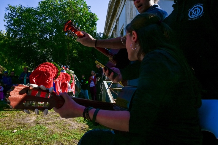 Επέτειος Πολυτεχνείου: Πολίτες κάθε ηλικίας αφήνουν λουλούδια στο προαύλιο