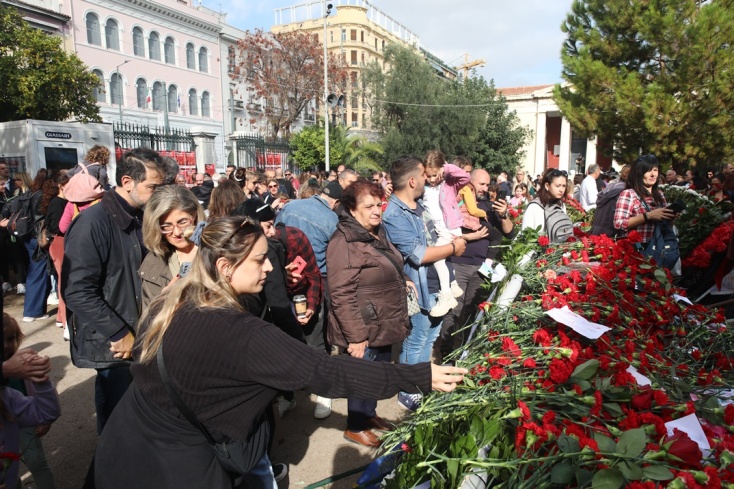 Πολίτες κάθε ηλικίας στο Πολυτεχνείο: Λουλούδια, ζωγραφιές και συγκίνηση ανήμερα της 52ης επετείου