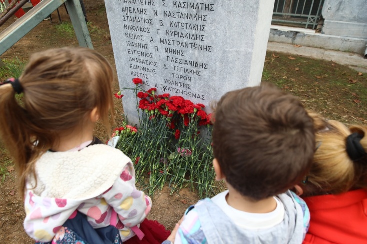 Παιδιά αφήνουν λουλούδια σε μνημείο στο Πολυτεχνείο