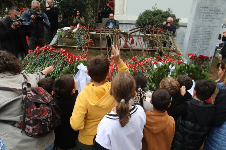 Παιδιά αφήνουν λουλούδια στο Πολυτεχνείο