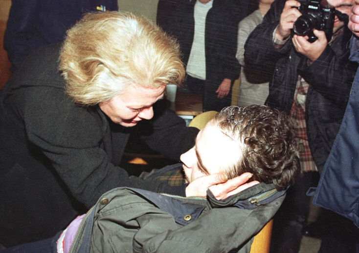 Η μητέρα του Αντώνη Δαγκλή προσπαθεί να τον συνεφέρει, όταν κατέρρευσε στο άκουσμα της ποινής του