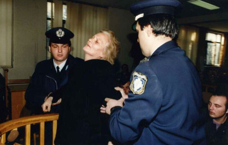 Η μητέρα του Αντώνη Δαγκλή, καταθέτει στο Δικαστήριο